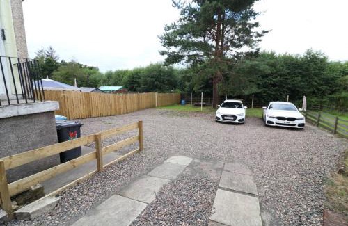 Chapelhall Apartment | Lovely 2 BR flat, sleeps 4