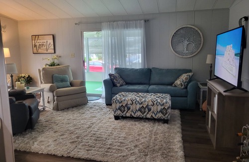 Silver Lake House | Lovely 2BR/2BA in Silver Lake of The Villages w/Golf Cart
