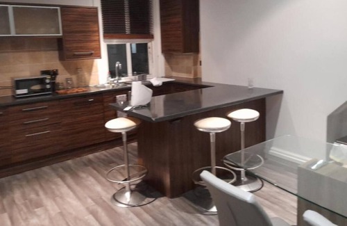 Trafford Apartment | Lovely 3 Bedroom Apartment in Hale.