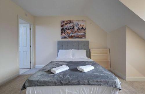 Peterborough House | Lovely 3 Bedroom Home with Garden in Peterborough