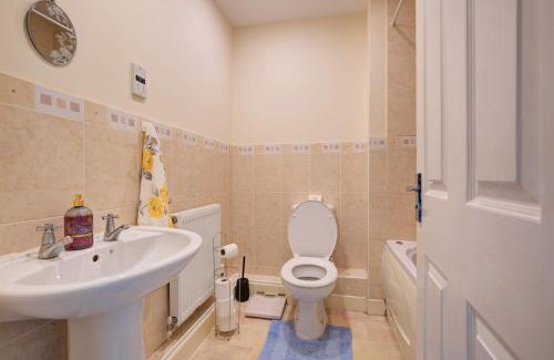 Peterborough House | Lovely 3 Bedroom Home with Garden in Peterborough