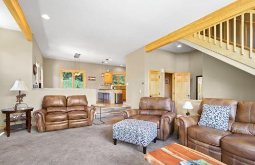 Three Peaks House | Lovely 3BR with Workspace Views Near Skiing Parks