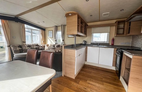 Winestead House | Lovely 6 berth caravan with free WiFi at Sand Le Mere, Yorkshire ref 71011C
