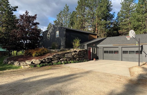 Hamilton House | Lovely 7 Acre private retreat. Mountain views. Fishing, Hiking and Town near by.