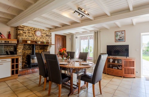 Cote Ouest Centre Manche Villa | Lovely apartment in villa for 6 people with WIFI, TV, terrace and pets allowed