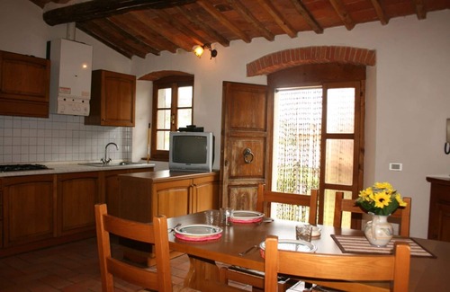 Castiglion Fiorentino Apartment | Lovely apartment for 4 people with WIFI, pool, TV and pets allowed, close to Cortona