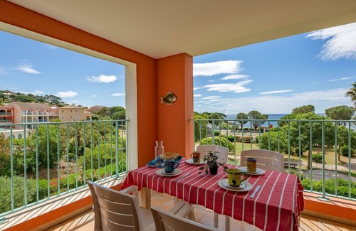 Plage de la Garonnette Apartment | Lovely apartment for 4 guests with A/C, pool, WIFI, TV and terrace