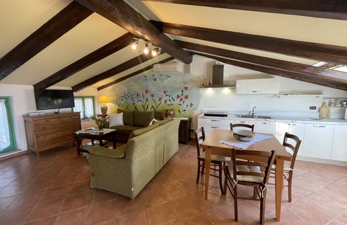 Montechiaro dʼAsti Apartment | Lovely apartment for 2 guests with A/C, WIFI, TV, patio and pets allowed