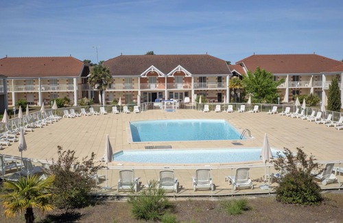 Le Verdon-sur-Mer Apartment | Lovely apartment for 6 guests with pool, WIFI, TV, terrace and pets allowed