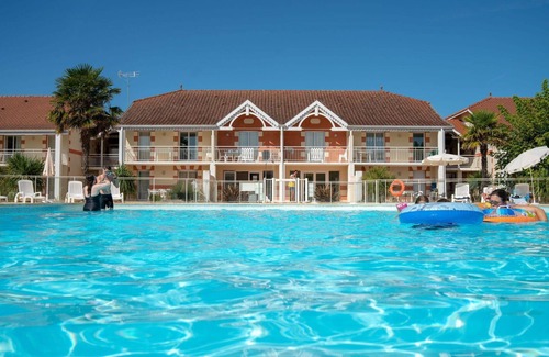 Le Verdon-sur-Mer Apartment | Lovely apartment for 6 guests with pool, WIFI, TV, terrace and pets allowed