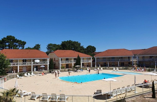 Le Verdon-sur-Mer Apartment | Lovely apartment for 8 guests with pool, WIFI, TV, terrace and pets allowed