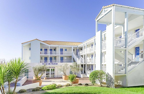 Chateau-d'Olonne Apartment | Lovely apartment for 4 people with pool, WIFI, TV, terrace and pets allowed