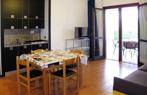 Crociale Apartment | Lovely apartment for 4 guests with pool, WIFI, A/C, TV, terrace and pets allowed
