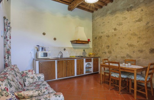 Sesto Fiorentino Villa | Lovely apartment in villa for 3 guests with pool, WIFI, TV and pets allowed