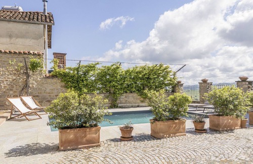 Monforte d'Alba Apartment | Lovely apartment for 4 guests with WIFI, pool and balcony, close to Alba