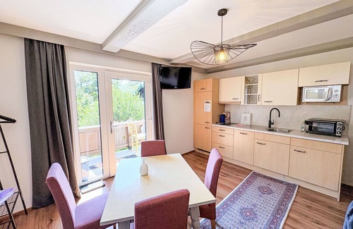 Thumersbach Apartment | Lovely apartment for 6 guests with WIFI, TV, terrace and pets allowed