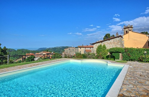 Massarosa Apartment | Lovely apartment for 2 people with pool, WIFI, close to Viareggio