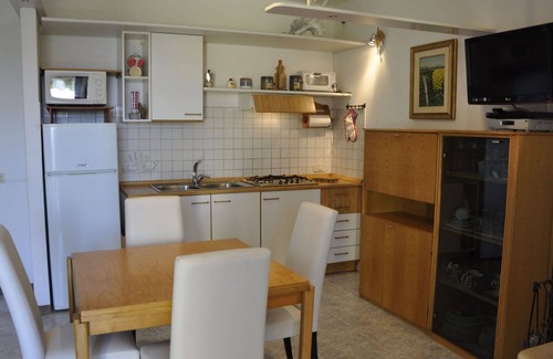 Calmasino Apartment | Lovely apartment for 4 guests with A/C, pool, WIFI, TV, terrace and parking