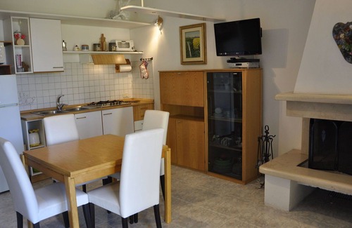 Calmasino Apartment | Lovely apartment for 4 guests with A/C, pool, WIFI, TV, terrace and parking
