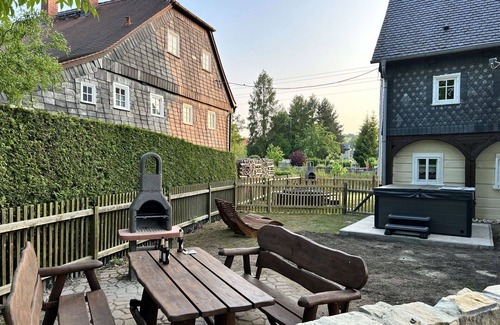 Grossschoenau Apartment | Lovely apartment for 5 people with hot tub, WIFI, TV, patio and pets allowed