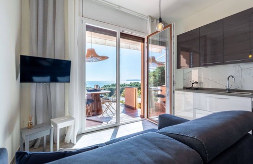 Varazze Apartment | Lovely apartment for 6 people with A/C, WIFI, hot tub, TV, terrace and pets allowed