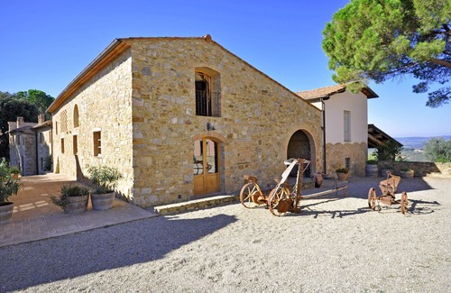 Poggibonsi Apartment | Lovely apartment for 6 people with pool, WIFI, A/C, TV and panoramic view, close to San Gimignano