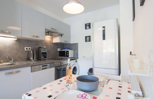 Carqueiranne Apartment | Lovely apartment for 2 people with A/C, WIFI, pool, TV and terrace