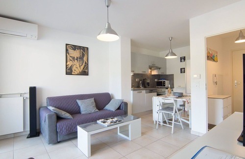 Carqueiranne Apartment | Lovely apartment for 2 people with A/C, WIFI, pool, TV and terrace