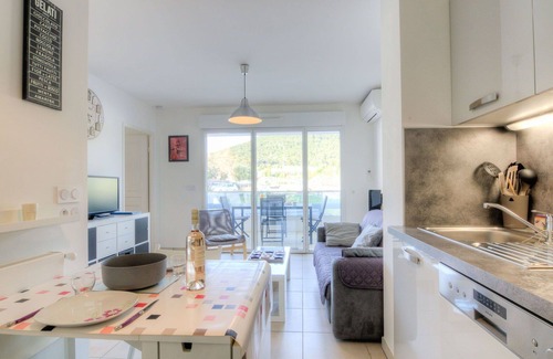 Carqueiranne Apartment | Lovely apartment for 2 people with A/C, WIFI, pool, TV and terrace