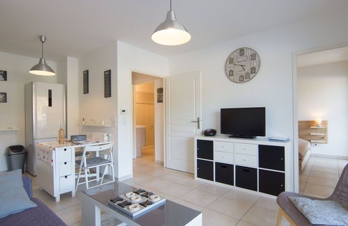 Carqueiranne Apartment | Lovely apartment for 2 people with A/C, WIFI, pool, TV and terrace