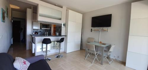 Villeneuve Loubet Beach Apartment | Lovely apartment in Marina Baie des Anges- Baronnet - Sew view, free parking spaces on site, restaurants, beach, supermarket