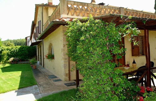Poggiarello Villa | Lovely apartment in villa with WIFI, pool, TV, terrace and pets allowed, close to San Gimignano
