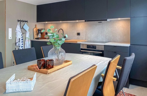 Sandoy Apartment | Lovely apartment in Myklebost with WiFi