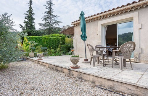Menerbes House | Lovely apartment in villa for 4 guests with WIFI, TV and terrace