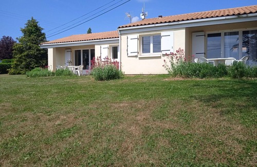 Prailles House | Lovely apartment in villa for 6 people with internet, pool, TV, terrace and pets allowed