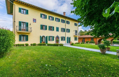 Fucecchio Villa | Lovely apartment in villa for 15 people with A/C, hot tub, private pool, WIFI, TV and pets allowed