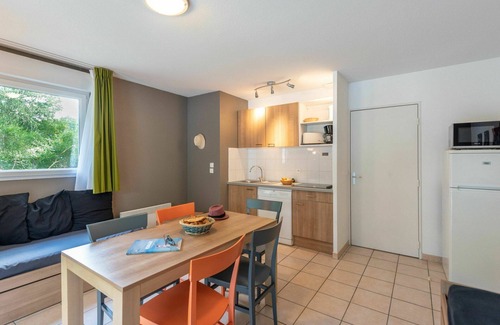 Saumur House | Lovely apartment in villa for 5 guests with pool, internet, TV, terrace and pets allowed