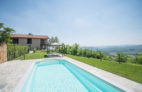 Costigliole d'Asti House | Lovely apartment in villa with WIFI, pool, A/C, TV, patio, pets allowed, panoramic view, parking