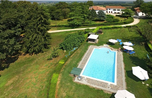 Azzano d'Asti Villa | Lovely apartment in villa for 6 people with pool, WIFI, terrace and pets allowed