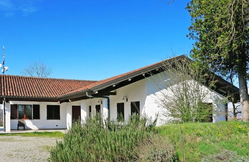 Azzano d'Asti Villa | Lovely apartment in villa for 6 people with pool, WIFI, terrace and pets allowed