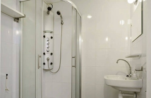 Anjum House | Lovely apartment in villa for 6 guests with WIFI, TV, terrace, pets allowed and parking