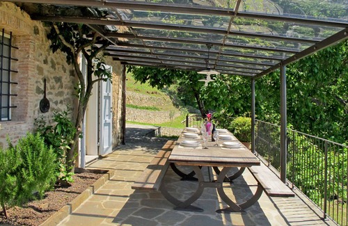 Pescaglia Villa | Lovely apartment in villa for 6 people with pool, WIFI, A/C, TV, terrace and pets allowed
