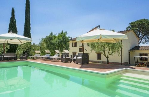 Lamporecchio Villa | Lovely apartment in villa for 14 guests with private pool, WIFI, TV, balcony and pets allowed