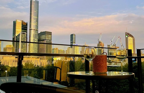 South Brisbane Apartment | Lovely apt City View FreeParking 5 Mins walk to Cultural Centre Museum GOMA QPac