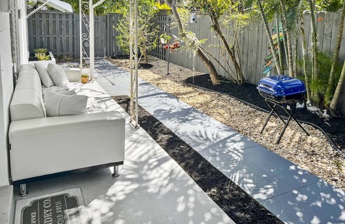Santa Barbara Estates House | Lovely & Bright Comfy Home: 2 BR 1 BA Walk to Beach, Yard, Parking