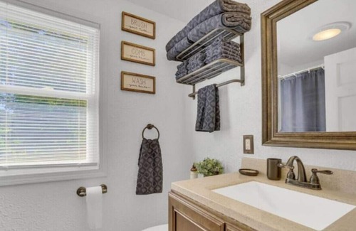 Waverly House | Lovely Bright Lansing Home 3BR/2BA