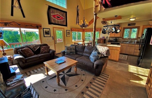 Purgatory Cabin | Lovely Cabin Between Downtown and Ski Resort, Hot Tub, Great Views, Dog Friendly