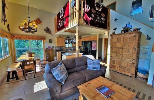 Purgatory Cabin | Lovely Cabin Between Downtown and Ski Resort, Hot Tub, Great Views, Dog Friendly