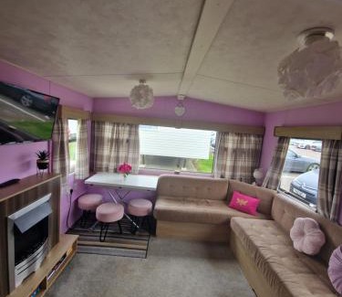 Leysdown-on-Sea Apartment | Lovely caravan at Harts Holiday Park Leysdown-on-Sea