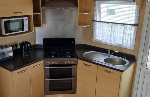 Ingoldmells House | Lovely caravan with decking at Coral Beach Park in Lincolnshire ref 77001C